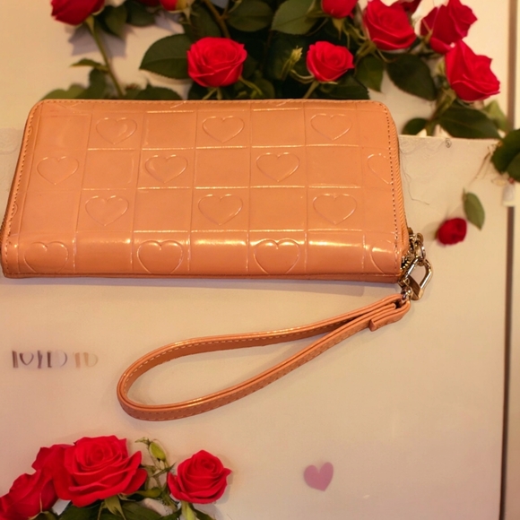 BETSEY JOHNSON NWOT Mauve hearts 💕 and Wristlet Wallet Patent Leather - Picture 3 of 8
